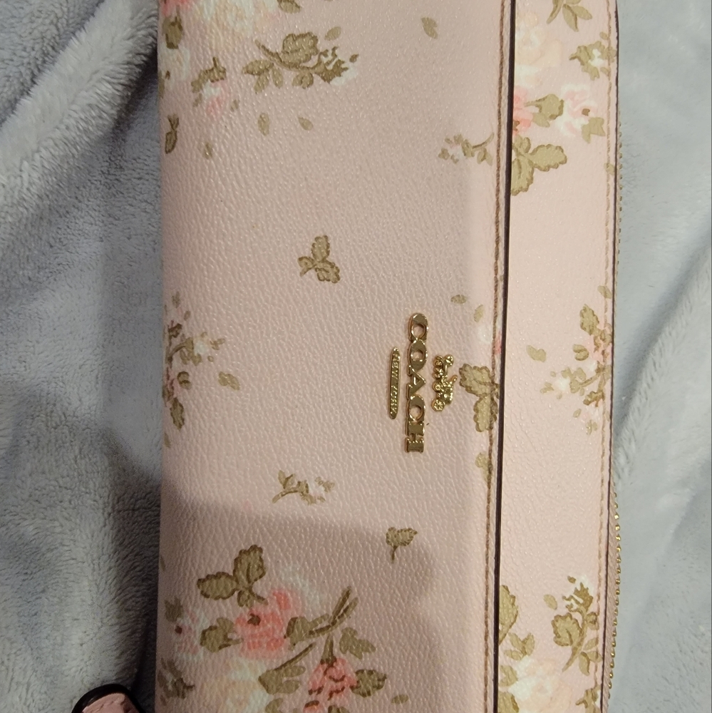 Coach Long Zip Around Wallet, EUC, used a few times, smoke free ,pet friendly